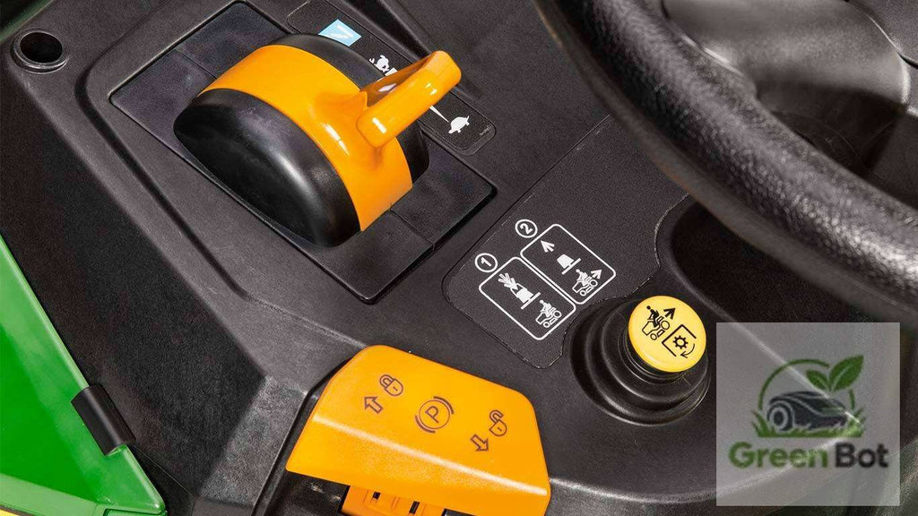 John Deere X117R mit Heckfangkorb